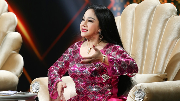 Ca sĩ Ngọc Ánh bật khóc khi con gái ra sân bay đón nhưng lại không nhận ra cô.