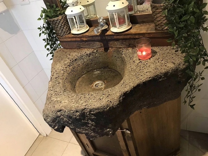 Bồn rửa trong phòng tắm này được làm bằng đá núi lửa được hình thành từ dung nham núi lửa. (Ảnh: @bog_warrior_ie/Reddit)