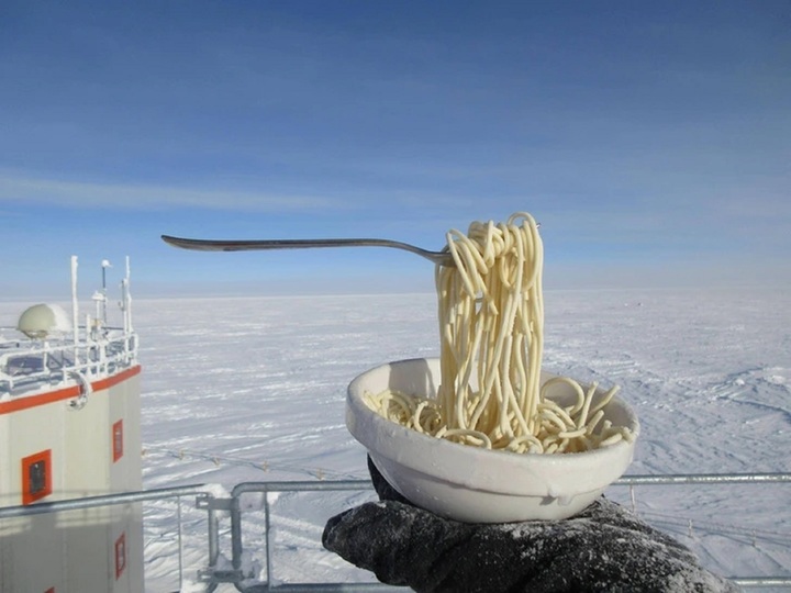 Món mỳ trông thế này khi nhiệt độ ngoài trời là -60°C. (Ảnh: Flickr)