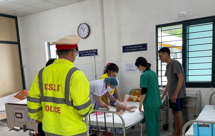 Cháu bé được CSGT đưa tới bệnh viện kịp thời.