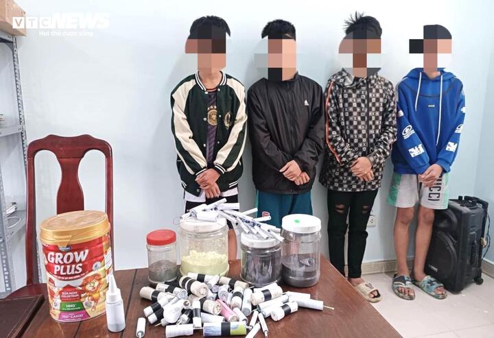 Công an phường Hòa Phát (quận Cẩm Lệ, Đà Nẵng) bắt quả tang nhóm thanh thiếu niên chế pháo nổ trái phép.