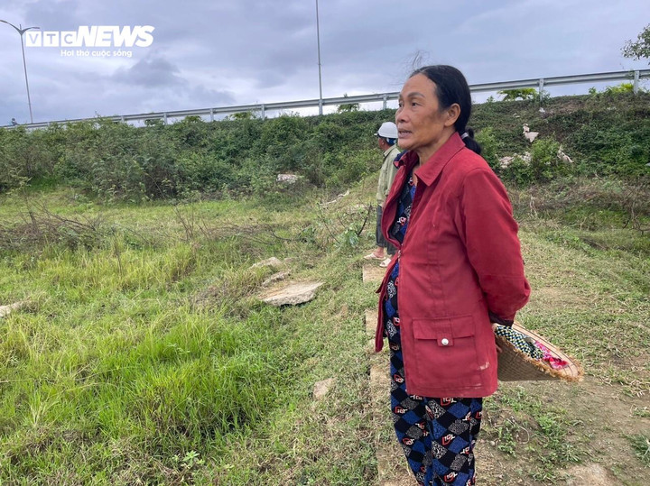 Bà Mai Thị Mặn, hộ dân có 12 khẩu, suốt 5 năm không có ruộng canh tác.