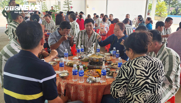 Các phạm nhân dùng bữa cơm ấp ám với người thân.