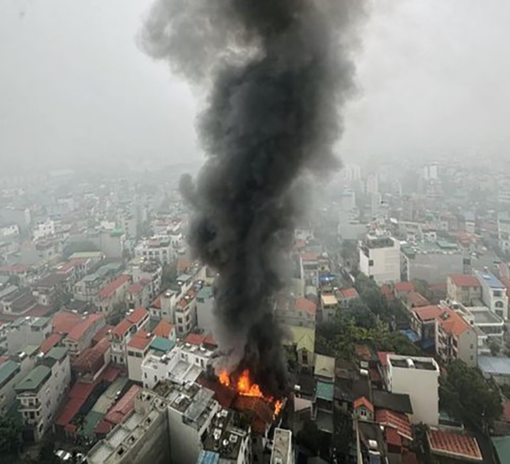 Cột khói đen trong vụ cháy. (Ảnh: L.T.)