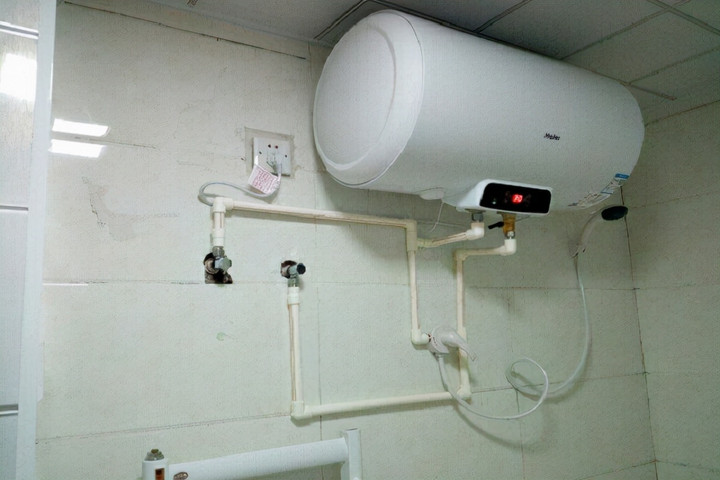 Bật cả ngày là một trong những thói quen sai lầm khi dùng bình nóng lạnh khiến tiền điện vào mùa đông tăng chóng mặt. (Ảnh:Inf)