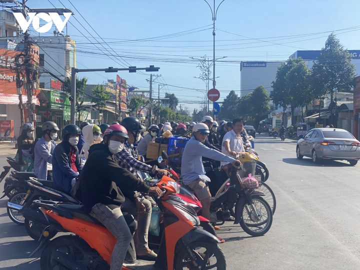 Người đi xe máy tại quốc lộ 60 tỉnh Bến Tre phải mất nhiều thời gian chờ qua cầu Rạch Miễu.
