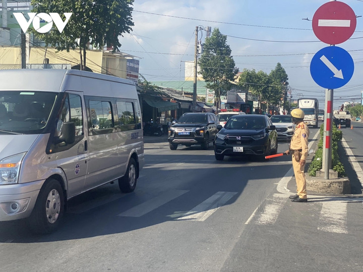 Cảnh sát giao thông tỉnh Tiền Giang điều tiết phương tiện qua cầu Rạch Miễu.