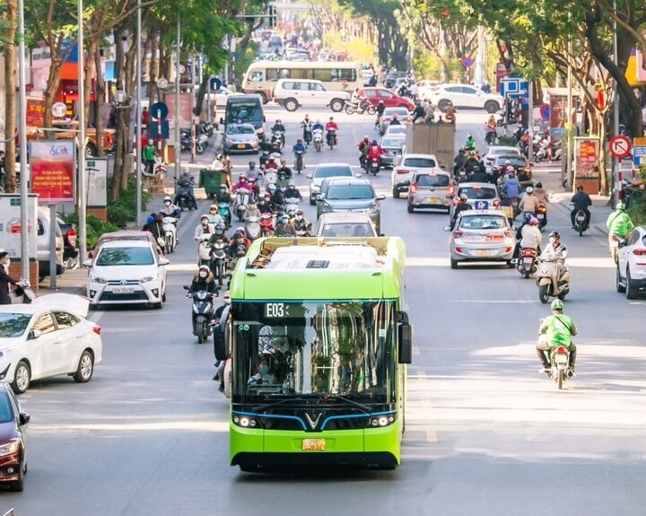 VinBus đã vận hành 9 tuyến buýt điện tại Hà Nội, được đông đảo người dân đón nhận.