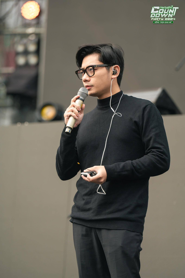 Ca sỹ Thái Đinh tham gia chương trình.