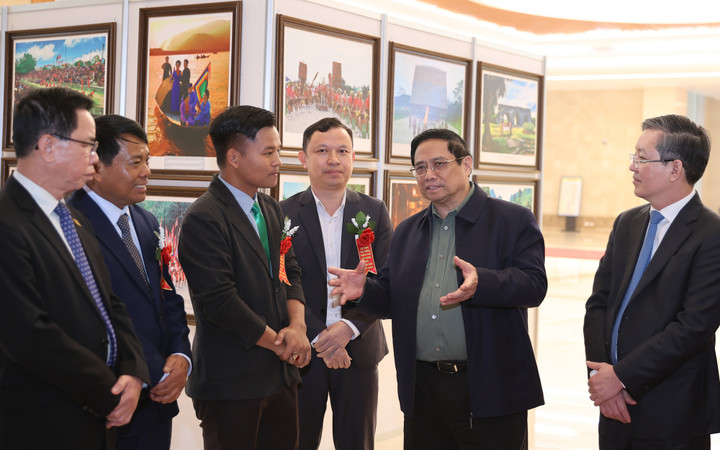 Thủ tướng mong sau cuộc đối thoại, người nông dân sẽ làm ra tiền bạc, lúa gạo. (Ảnh: VGP/Nhật Bắc)