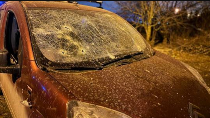 Một chiếc xe ô tô bị hư hỏng trong vụ pháo kích ở Belgorod. (Ảnh: RT)