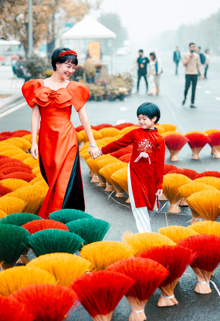 Con đường nhang - đặc trưng của miền đất Huế điểm tô cho tà áo dài xưa thêm thướt tha.