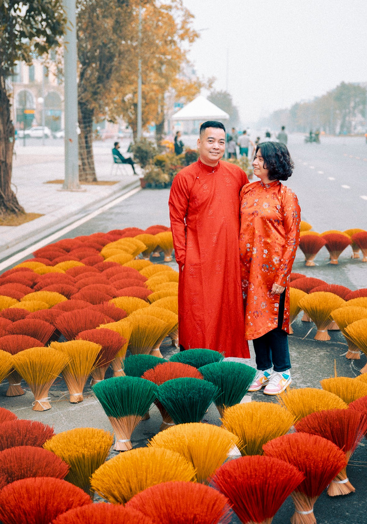 Đến với Tết xưa tại Center Point dễ dàng bắt gặp hình ảnh phụ nữ Việt xúng xính trong chiếc áo dài xưa.