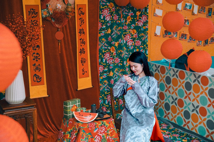 Diện áo dài check in tại Chợ Tết xưa 'phố Đông' Hà Nội - 2