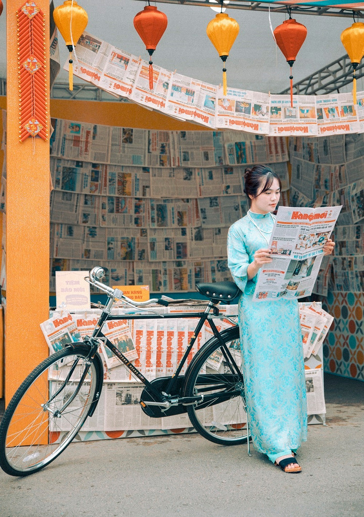 Tiệm báo mới đậm đà hơi thở “retro” bên cạnh chiếc xe đạp Phượng Hoàng của Hà Nội những năm 80s cũng là địa điểm “must check-in” của giới trẻ khi đến chợ Tết