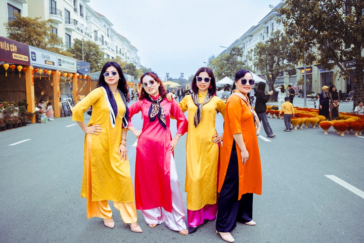 Hội chị em nô nức trong tà áo dài mang phong cách “Cô Ba Sài Gòn” rực rỡ màu sắc, thả dáng trong chợ Tết Vinhomes Ocean Park 2.