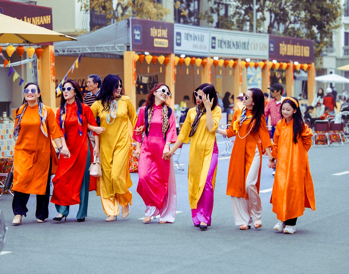 Diện áo dài check in tại Chợ Tết xưa 'phố Đông' Hà Nội - 7