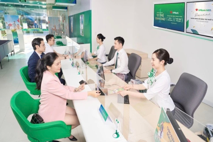 Giao dịch tại ngân hàng. (Ảnh: PV/Vietnam+)