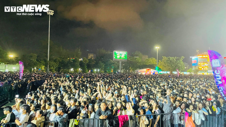 Hàng vạn người dân tham gia 'Quy Nhon New Year Countdown 2024'.