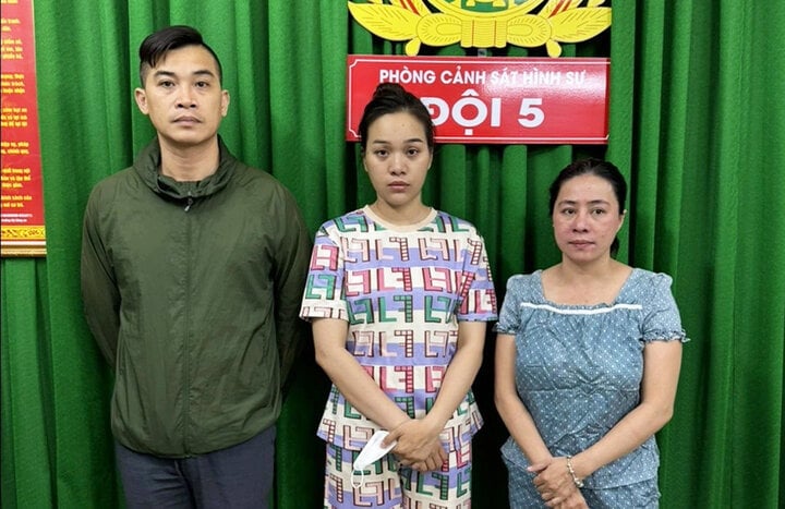 Nguyễn Trần Cao Nguyên, Nguyễn Thị Ly, Huỳnh Lê Bảo Yến tại cơ quan điều tra. (Ảnh Công an cung cấp)