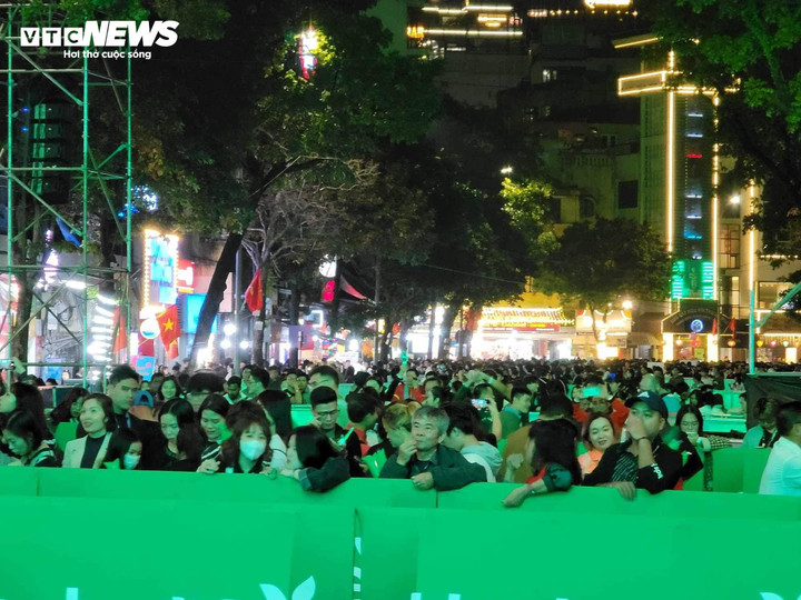 “Mọi năm tôi thường về quê để đón Tết cùng gia đình, năm nay do có công việc nên tôi tranh thủ ở lại Hà Nội đón năm mới. Tuy nhiên, do lượng người đổ về đây quá đông nên tôi đành đứng ngoài xem từ xa”, bạn Ngọc Trâm (quận Cầu Giấy) chia sẻ.