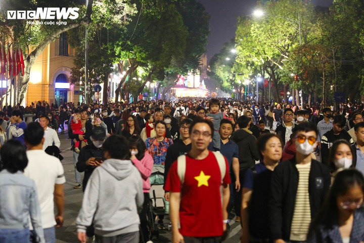 "Tôi không ngờ hôm nay người dân đổ về phố đi bộ đông như vậy. Tình hình này chắc đến sáng tôi mới về đến nhà", anh Vinh Quang (43 tuổi, ở Thanh Xuân) nói.