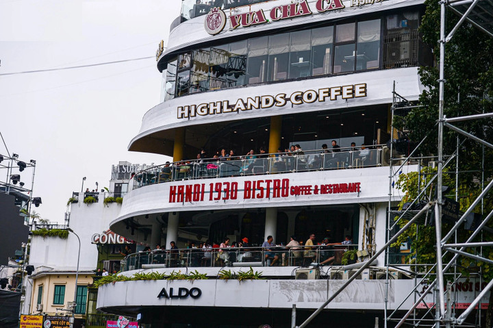 Hàng quán quanh khu vực này đều kín chỗ từ sớm.