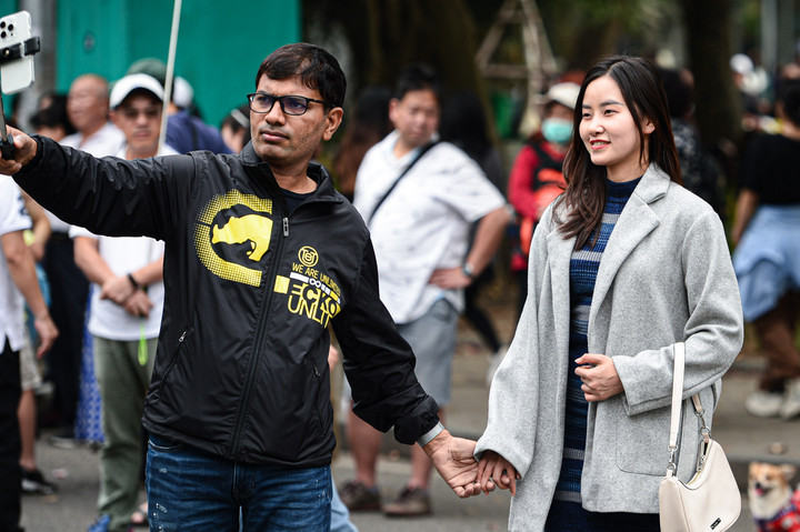 Nhiều bạn trẻ đã xuống phố sớm, tận hưởng không khí trong ngày cuối cùng của năm.