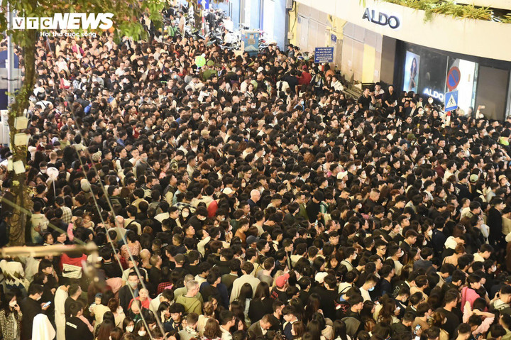 Phố đi bộ Hồ Gươm kẹt cứng, hầu như không thể đi chuyển.