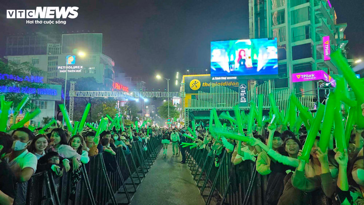 Ghi nhận của PV VTC News, hiện thời tiết ở TP Huế không mưa, trời se lạnh, thuận lợi cho các hoạt động vui chơi, biểu diễn nghệ thuật ngoài trời.