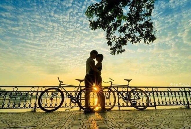Hồ Tây điểm hẹn hò lãng mạn cùng ngắm hoàng hôn Hà Nội.