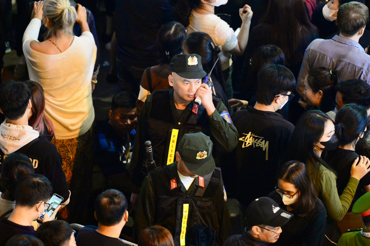 Các chiến sĩ cảnh sát cơ động sẵn sàng làm nhiệm vụ giữ an ninh trật tự giúp người dân vui chơi đón Tết.