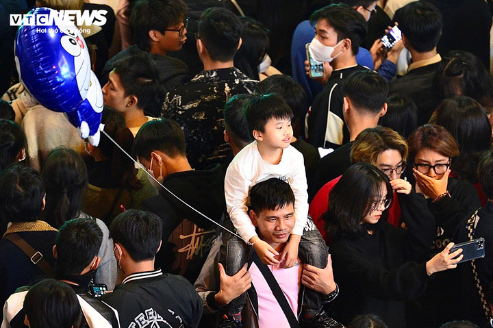 Em nhỏ thích thú khi được xuống phố trải nghiệm không khí đón năm mới cùng người thân.