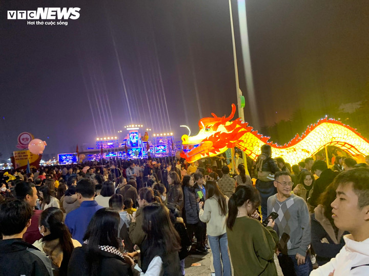 Tại Hà Tĩnh, người dân đổ về khu vực quảng trường Thành Sen (TP Hà Tĩnh) từ rất sớm để theo dõi chương trình nghệ thuật chào năm mới 2024 và ngóng chờ màn bắn pháo hoa tầm thấp và tầm cao lần đầu tiên được tổ chức tại địa phương.