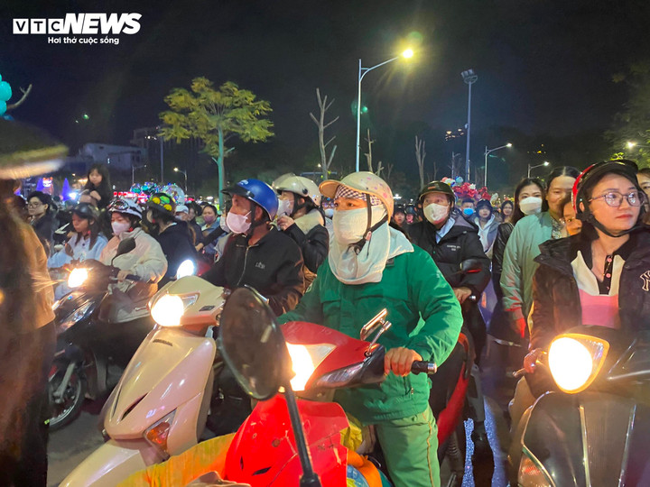 Xe máy gần như chôn chân trong dòng người đang tiếp tục đổ về trung tâm TP Cảng.