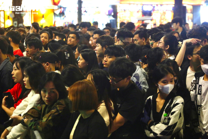 Nhiều bạn trẻ ngồi dưới khu vực hàng rào trước sân khấu chính của sự kiện Countdown.