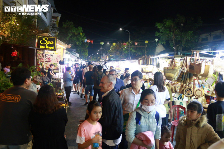 Tại Quảng Nam, từ 21h, lượng khách trong và ngoài nước tập trung về khu phố cổ Hội An ngày càng đông. Đặc biệt, khu vực cầu An Hội và chợ đêm Nguyễn Hoàng thu hút dòng người ken đặc tản bộ và mua sắm.