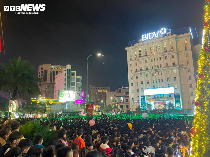 Đến 22h ngày 31/12, ghi nhận của PV VTC News, lượng người đổ về khu vực ngã sáu trung tâm TP Huế để theo dõi chương trình Countdown Huế - Chào năm mới 2024 ngày một đông. Khu vực sân khấu chính ken đặc người, khiến nhiều người dân phải tìm kiếm những vị trí cao để theo dõi từ xa.