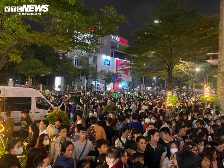 Khu vực đường Đống Đa cách khá xa vị trí sân khấu cũng chật kín người. Theo phản ánh, do lượng người tăng đột biến, chen chúc nhau nên một số người bị ngất xỉu được đưa ra ngoài để cấp cứu.