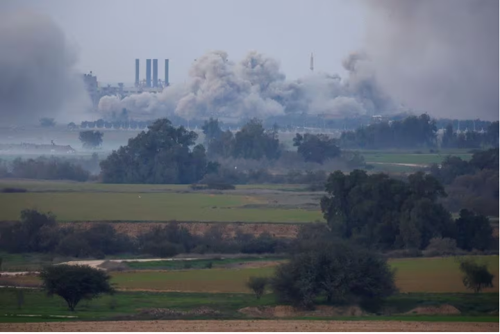 Khói bốc lên sau một cuộc tranh giao tranh giữa lực lượng Israel và Hamas ở Gaza ngày 30/12. (Ảnh: Reuters)