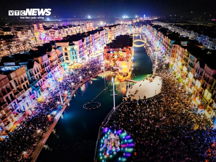 Khu Mega Grand World đông kín khi hàng nghìn người đổ về để xem lễ hội countdown và bắn pháo hoa.