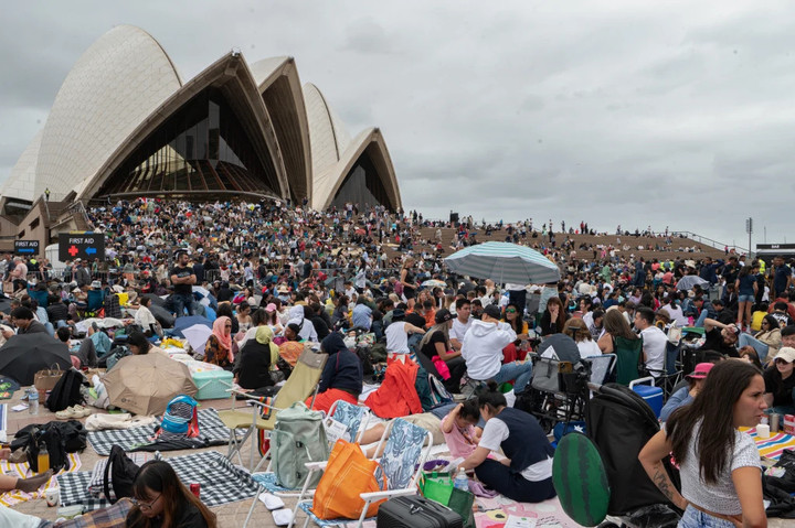 Người dân tập trung trước Nhà hát Opera Sydney từ khá sớm để có vị trí xem pháo hoa đẹp nhất. (Ảnh: Sydney Morning Herald)
