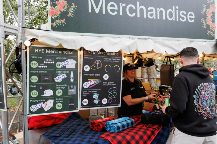 Hàng hóa đêm giao thừa hầu hết đã được bán hết vào giữa buổi chiều tại Mrs Macquarie's.