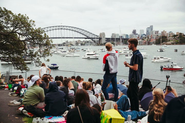 Đám đông tiếp tục đổ về Mrs Macquarie's chờ đợi pháo hoa bắt đầu.