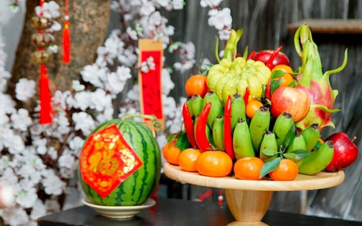 Ông cha ta ngày xưa áp dụng nguyên tắc "đông bình tây quả" khi bài trí đĩa trái cây và lọ hoa trên ban thờ. (Ảnh: Pinterest)