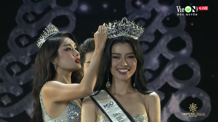 Hoàng Thị Nhung nhận giải Á hậu.