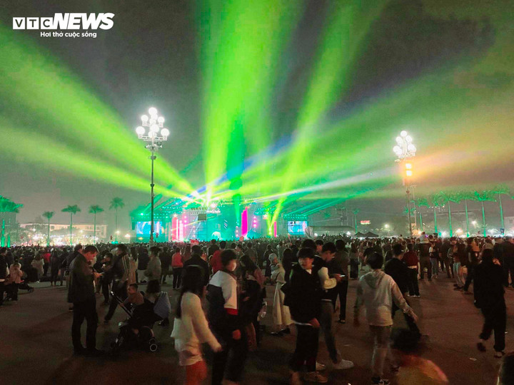 Tại Nghệ An, thời tiết tạnh ráo, hàng nghìn người tập trung tại Quảng trường Hồ Chí Minh (TP Vinh) để theo dõi chương trình nghệ thuật Countdown “Hào khí sông Lam”. Ngoài ra, cũng tại địa điểm này sẽ diễn ra màn pháo hoa nghệ thuật tầm thấp kéo dài 15 phút, kết hợp cùng âm nhạc vào đúng 00h00 ngày 1/1/2024.