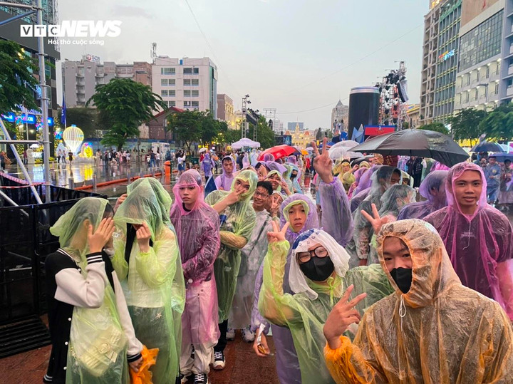 Cơn mưa bất chợt vào chiều 31/12 ở nhiều khu vực tại TP.HCM.