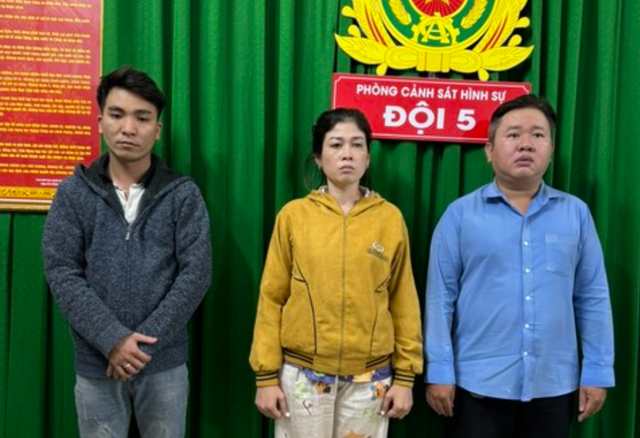 Phan Hoàng Phương, Lê Thành Vinh và Nguyễn Thị Thảo tại cơ quan điều tra.