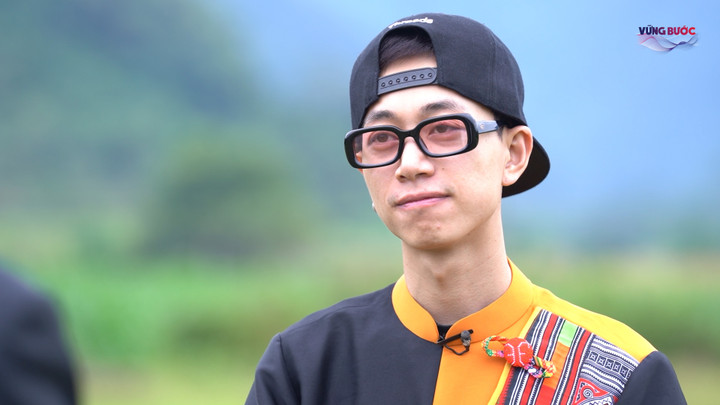 Rapper Double2T trong chương trình Vững Bước.